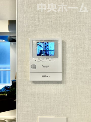【セキュリティ】 | 上野永谷タウンプラザ | 【モニターホン】誰が来たかすぐにわかるカラーモニター付きインターホン。通話ボタンを押すまでは室内の音は漏れていませんので相手を確かめてから応対できます。