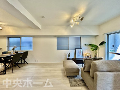 【居間・リビング】 | 上野永谷タウンプラザ | 【リビングダイニング】一日の中で多くの時間を過すことになるリビングダイニングだからこそ、いつも穏やかな空間であることが必然。爽やかな通風と採光を存分に感じる事が出来る空間です。