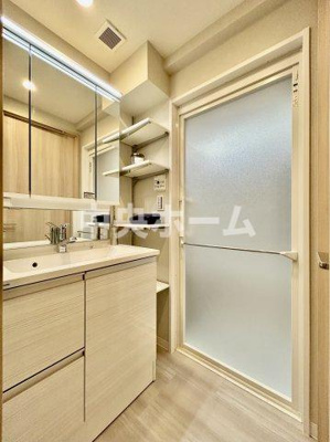 【脱衣所】 | 上野永谷タウンプラザ | 【洗面所】明るい洗面所は朝をすっきりさせてくれる空間です。バタバタしている忙しい朝でも収納が多い洗面台では短い時間で効率良く支度ができます。