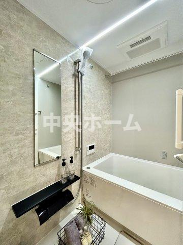 上野永谷タウンプラザの浴室|【バスルーム】暖房換気乾燥機付きシステムバスルーム。暖房・冷風・換気・乾燥など、毎日を快適に過ごせるうれしい機能が揃っています。雨の日の洗濯物も安心です。