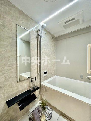 【浴室】 | 上野永谷タウンプラザ | 【バスルーム】暖房換気乾燥機付きシステムバスルーム。暖房・冷風・換気・乾燥など、毎日を快適に過ごせるうれしい機能が揃っています。雨の日の洗濯物も安心です。