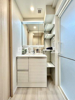 【独立洗面台】 | 上野永谷タウンプラザ | 【洗面化粧台】洗面化粧台には三面鏡を採用。身だしなみを整えやすい事はもちろんですが、鏡の後ろに収納スペースを設ける事により、散らかりやすい洗面スペースをすっきりさせる事が出来るのも嬉しいですね