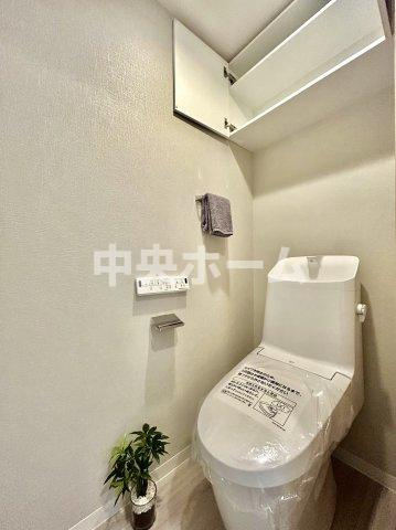 上野永谷タウンプラザのトイレ|【トイレ】 収納スペースをしっかりと確保した温水洗浄便座機能付きトイレ。温水洗浄便座は清潔にお使いいただくための大切なアイテムです。