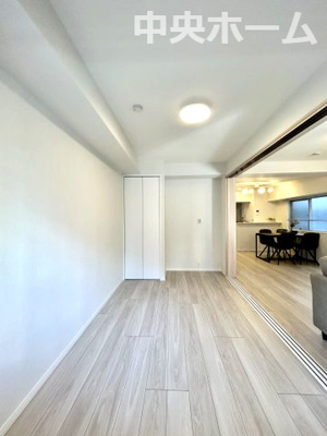 【洋室】 | 上野永谷タウンプラザ | 【洋室】快適に過ごす条件は、一人ひとり違います。だからこそ飾り過ぎないシンプルな内装と偏り過ぎないデザインで統一しております。居住していく中でオーナー様だけの【マイホーム】に創り上げて下さい