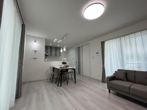 東香里元町　新築一戸建ての居間・リビング|LDK14.75帖　陽当たり良好
■物件内覧・資金計画相談・住宅ローン相談、リフォーム相談、お問合せ受付中■
※当日・翌日のご内覧、ご相談はお電話でのお問合せがスムーズです！