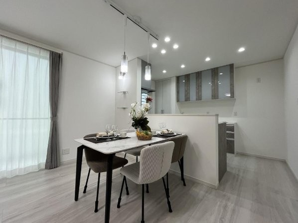 東香里元町　新築一戸建ての居間・リビング|LDK14.75帖
■物件内覧・資金計画相談・住宅ローン相談、リフォーム相談、お問合せ受付中■
※当日・翌日のご内覧、ご相談はお電話でのお問合せがスムーズです！