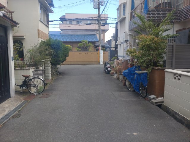 中古戸建　大東市北条1丁目（昭和44年築）の前面道路含む現地写真