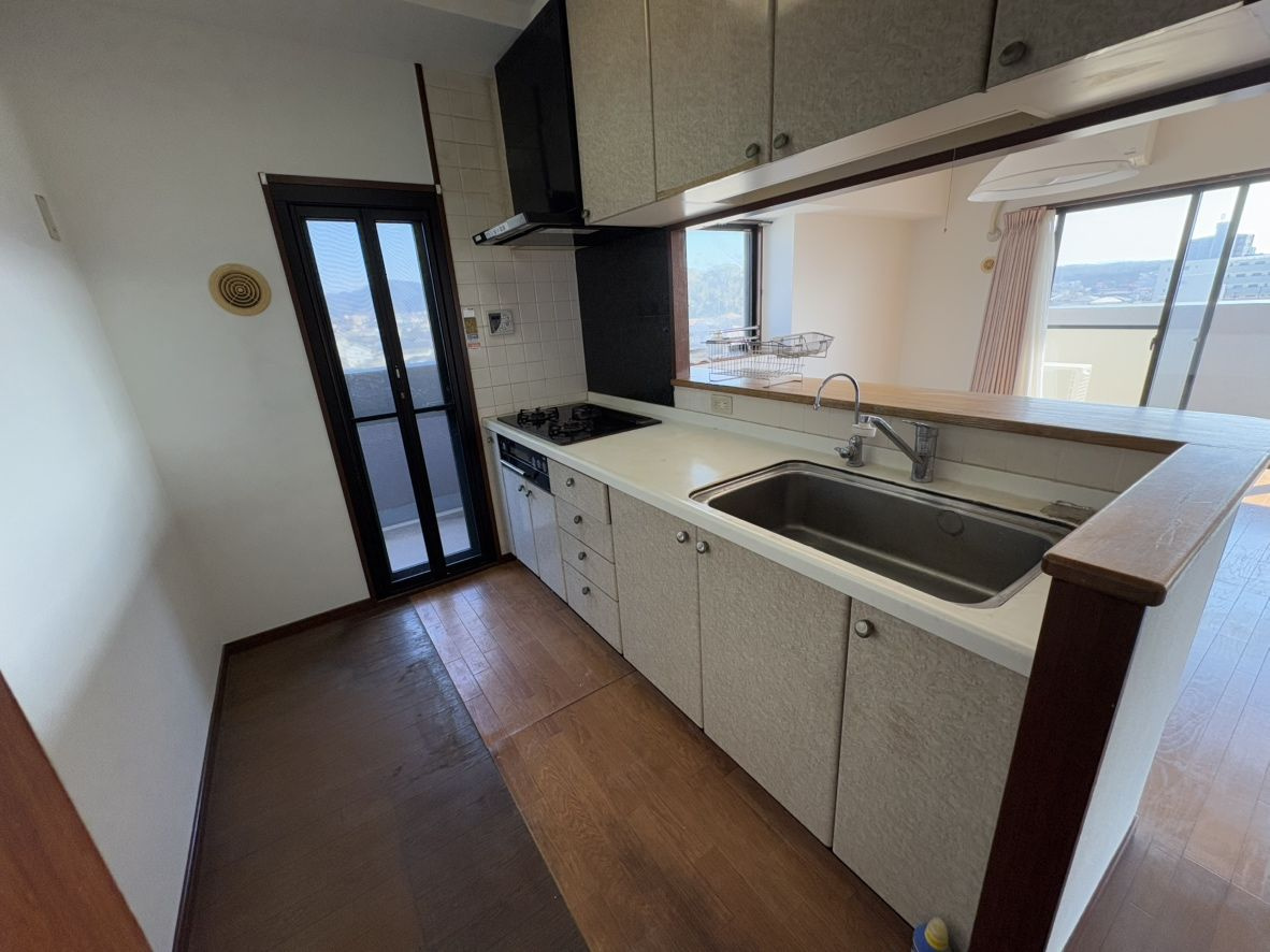 アーバンパレス国分のキッチン|3口コンロ・グリル付きの使いやすいシステムキッチンです♪