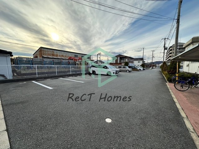 姫路市飾磨区構３丁目のハイツの駐車場