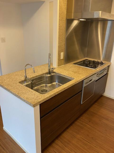 テラス渋谷美竹のキッチン|コンパクトなキッチンで掃除もラクラク