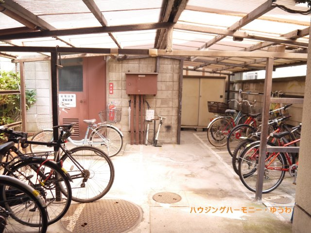 【駐輪場】 | ライオンズマンション西日暮里 | 屋根付きの駐輪場となっていますので、雨の日でも大切な自転車が濡れずに済みます。