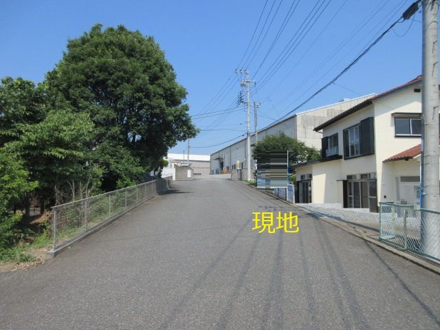 中古戸建　熊谷市冑山138-2（リフォーム住宅）の前面道路含む現地写真