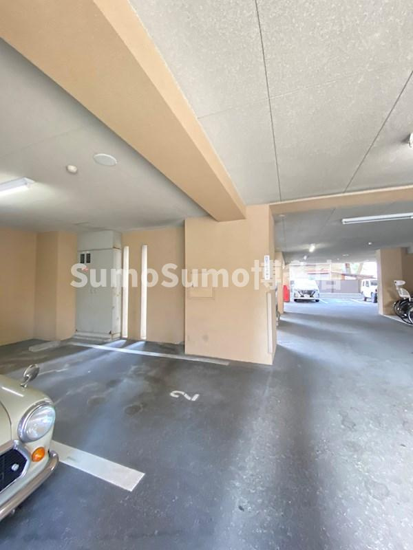 GRANDEUR住吉壱番館の駐車場