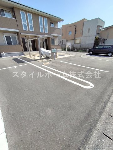 パストラル　ヴィブレの駐車場