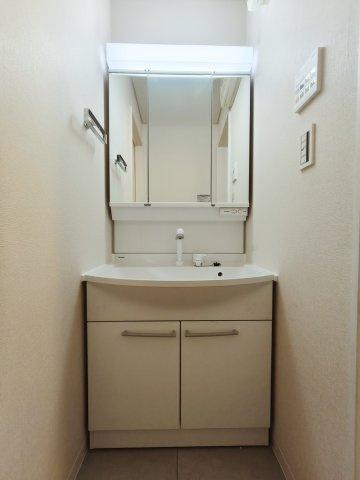 練馬区北町2丁目の独立洗面台|洗面台は新規交換につき快適です
使いやすい三面鏡の洗面台です
鏡裏やベースキャビネットなど収納が豊富です