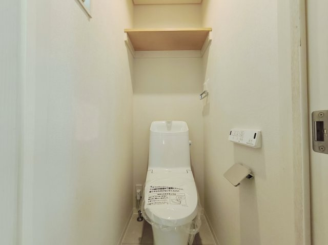 練馬区北町2丁目のトイレ|トイレも新規交換につき快適です
小窓を設けた明るく衛生的なトイレです