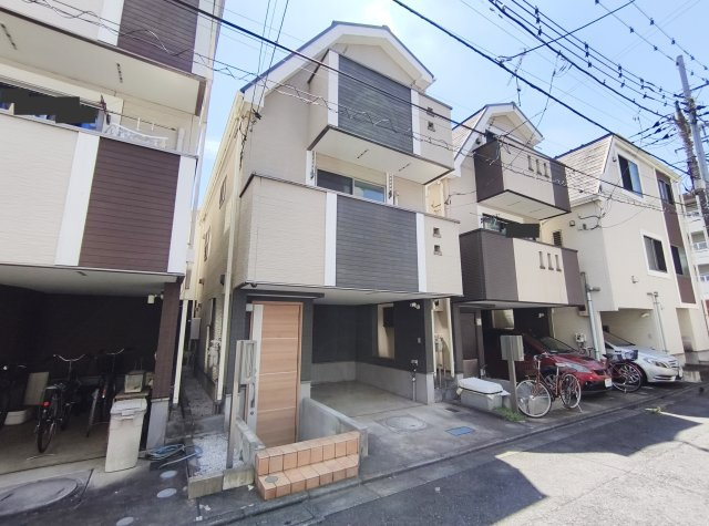 練馬区北町2丁目の外観|お車をお持ちの方に嬉しいビルトインガレージ付
LDKは陽当り良好な2階にございます♪
全室2面採光・収納付