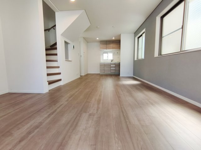 練馬区北町2丁目の居間・リビング|新規リノベーション済みにつき快適に新生活をスタートできます
多面開口の明るく快適な空間です