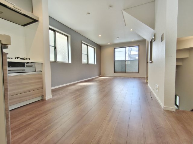 練馬区北町2丁目の居間・リビング|多面開口の明るく快適な14.14帖のLDKです
壁面には一部アクセントクロスを施し空間に奥行きを演出しています