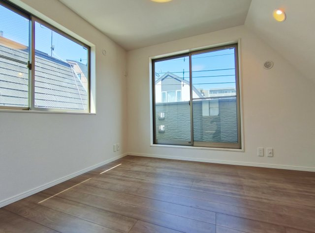 練馬区北町2丁目の洋室|洋室5.5帖は2面開口の明るく快適なお部屋です
大きな掃き出し窓からバルコニーに動線がつながります
各洋室、クローゼットを設置しています