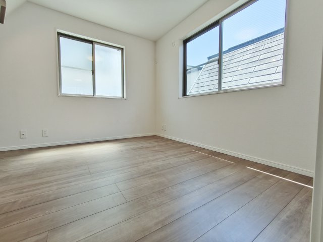 練馬区北町2丁目の洋室|洋室6.1帖洋室
2面開口の明るく快適なお部屋です
各洋室、クローゼットを設置しています