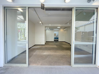 【内装】 | 伊丹中央貸店舗　西側 | ※写真は（2025.10.11）撮影分です
※現状有姿・居抜き物件です
※従前ご契約（和菓子店舗）使用の外装です