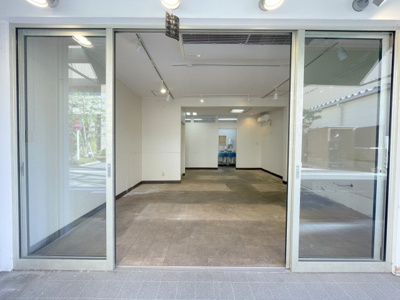 【内装】 | 伊丹中央貸店舗　西側 | ※写真は（2025.10.11）撮影分です
※現状有姿・居抜き物件です
※従前ご契約（和菓子店舗）使用の外装です