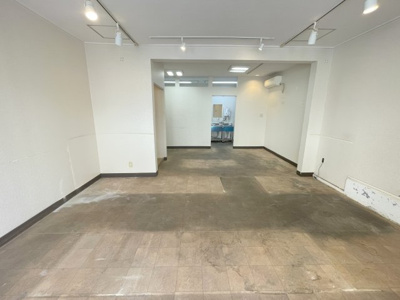 【内装】 | 伊丹中央貸店舗　西側 | ※写真は（2025.10.11）撮影分です
※現状有姿・居抜き物件です
※従前ご契約（和菓子店舗）使用の外装です