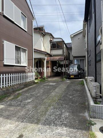 【前面道路含む現地写真】 | 小・中学校徒歩圏内！お子さまの登下校も安心の立地◎
子育て世帯にもイチオシのロケーションにございます♪