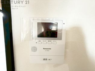 訪問者が来たときにテレビ画面で確認できるため、安心してドアを開けられます。録画機能があるものもあり、留守中に来訪者を記録しておくことができます。利便性が高く、セキュリティ面でも安心です。