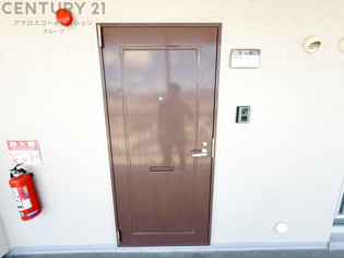 大きな玄関収納付きの玄関です　家族皆様の履物をしっかり収納できます