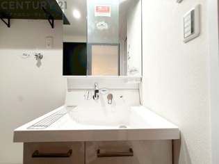 化粧品や洗顔料、歯ブラシなどの必需品をまとめて置ける収納スペースがあり、使用するたびに取り出す手間が省けます。また、水回りのため、濡れても大丈夫な素材が使用されており、お手入れが簡単です。