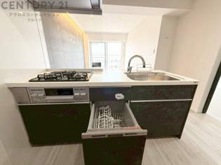 温水洗浄便座付トイレは温水洗浄機能により、暖かい水でおしりを洗浄することができ、冷たい水を使う従来の便座に比べ、温水洗浄機能で暖かいトイレを提供し、快適な使用を可能にします。