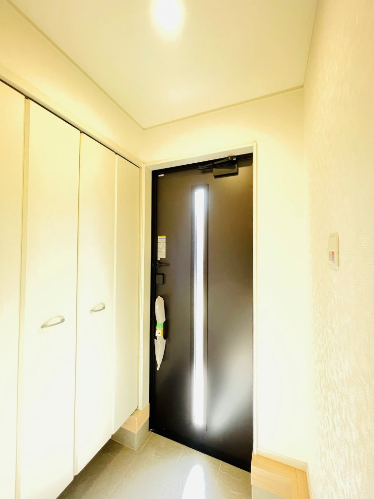 豊田市小坂町第6　新築分譲住宅　全1棟　1号棟の玄関|大容量のシューズボックス付きで玄関が靴で散らかりません。