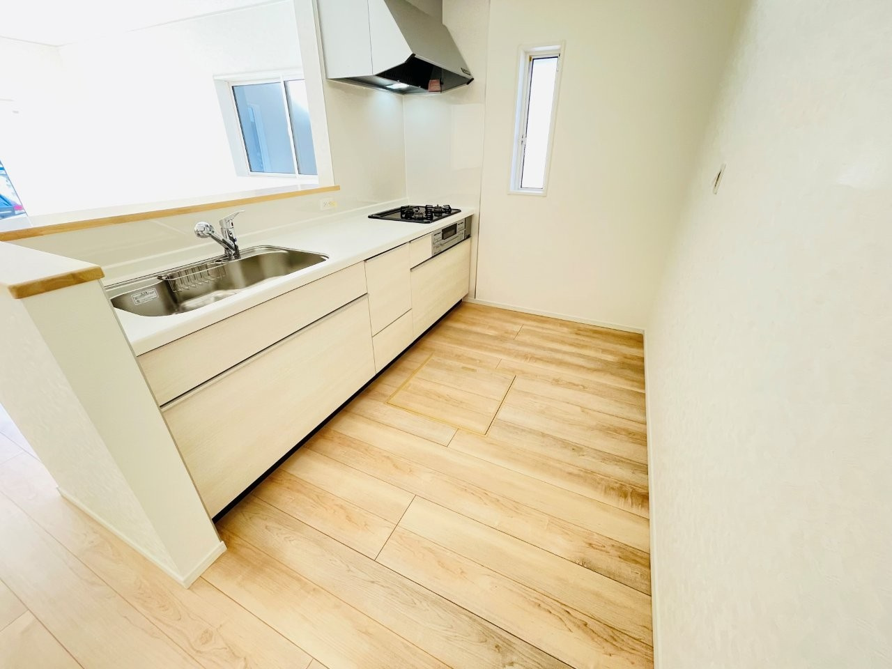 豊田市小坂町第6　新築分譲住宅　全1棟　1号棟のキッチン|広いシステムキッチンでお子様と一緒にお料理もできます。