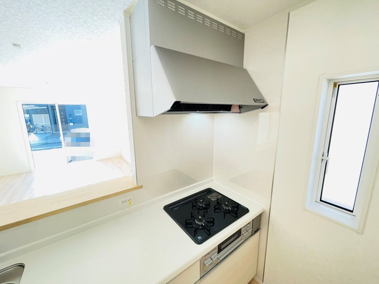 豊田市小坂町第6　新築分譲住宅　全1棟　1号棟のキッチン|便利な3口コンロ。