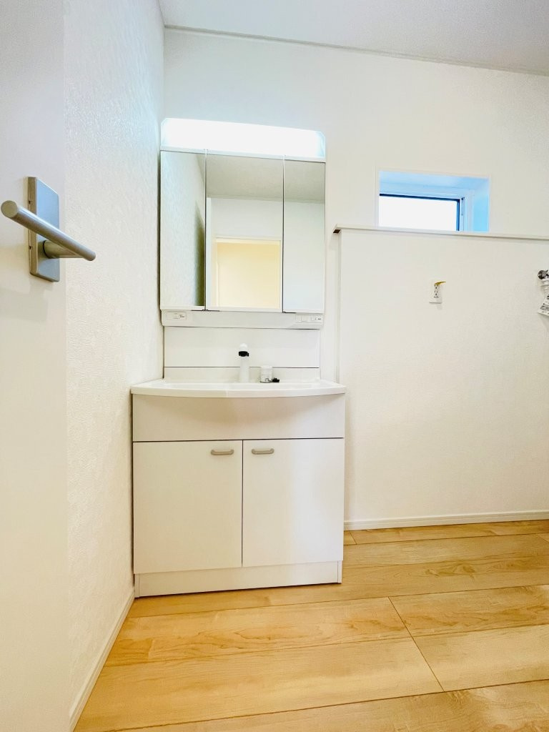 豊田市小坂町第6　新築分譲住宅　全1棟　1号棟の独立洗面台|三面鏡仕様の洗面台！鏡の裏は収納になっています♪