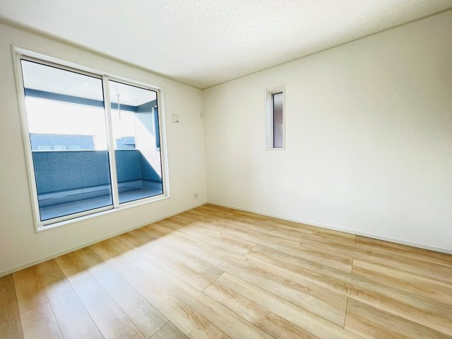 豊田市小坂町第6　新築分譲住宅　全1棟　1号棟の洋室|大きな窓からたっぷりと陽光が注がれる明るい空間です。