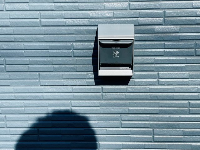 豊田市小坂町第6　新築分譲住宅　全1棟　1号棟の発電・温水設備|洗車時や防犯カメラの設置、電気自動車の充電にも使える屋外電源付き。