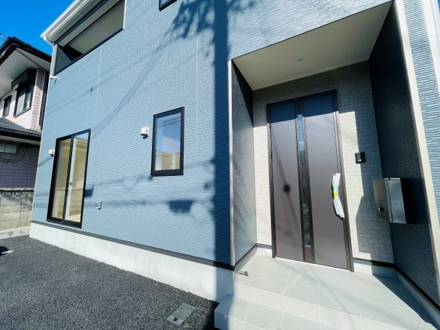 豊田市小坂町第6　新築分譲住宅　全1棟　1号棟の玄関|玄関ポーチがあるので、雨の日でも濡れることがなくドアの開け閉めができます。