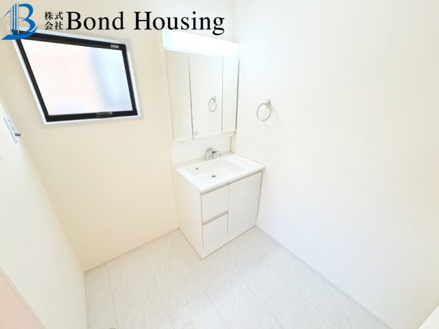 小中学校徒歩10分圏内・長期優良住宅　学園東町　全2棟　2号棟の独立洗面台