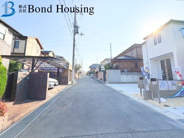 小中学校徒歩10分圏内・長期優良住宅　学園東町　全2棟　2号棟の前面道路含む現地写真