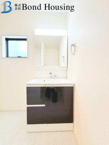 小中学校徒歩10分圏内・長期優良住宅　学園東町　全2棟　1号棟の独立洗面台