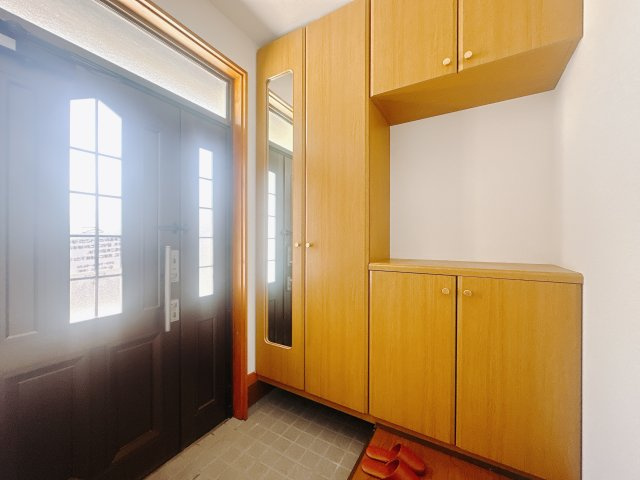 【中古戸建】本庄市小島南3丁目の玄関|■玄関｜収納豊富な玄関♪全身ミラー付き収納もあり、お出かけ前の身だしなみチェックもバッチリです！