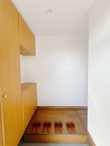 【中古戸建】本庄市小島南3丁目の玄関|■■玄関｜毎日の「いってらっしゃい」や「お帰りなさい」を大切なご家族と過ごす玄関は〈使いやすさ〉を追求しております。玄関横の物入は急な来客時でもさっとお片付けできるスペースを確保しています。