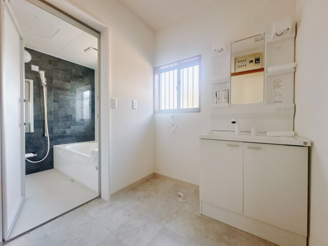 【中古戸建】本庄市小島南3丁目の独立洗面台|■洗面室｜大きな鏡で朝の身支度もラクラク♪毎日の忙しい準備が楽しくなる洗面所です(^^♪