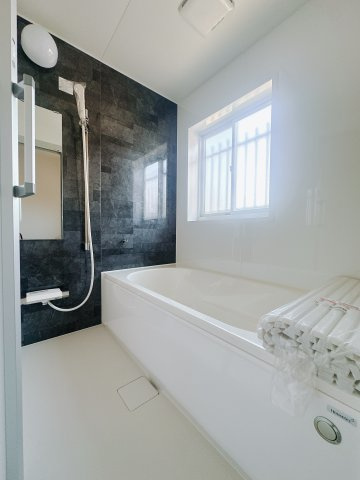 【中古戸建】本庄市小島南3丁目の浴室|■浴室｜足を伸ばしてゆったりと入浴ができる1坪タイプのバスルームです♪備え付けの棚には家族一人一人のシャンプーを分けて置くことができます♪バスルームをいつもすっきりと使えますね♪