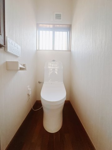 【中古戸建】本庄市小島南3丁目のトイレ|■トイレ｜白で統一されたトイレになっています。1階・2階とトイレがついています！窓付きで常に換気できます！