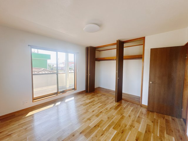 【中古戸建】本庄市小島南3丁目の寝室|■主寝室｜ダブルベッドを置いても充分な広さを2Ｆのお部屋に設けております。お子様と家族みんなで寝るのも夢じゃありません♪窓からは光が差し込むので日中でも明るいお部屋です。
