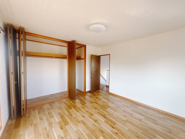【中古戸建】本庄市小島南3丁目の洋室|■主寝室｜お子様の一人部屋にピッタリな洋室。木のぬくもりを感じるフローリングは、天然木の味わいが時とともに深みを増していきます。また、傷にも強く、フリーワックスでお手入れもラクラクです♪